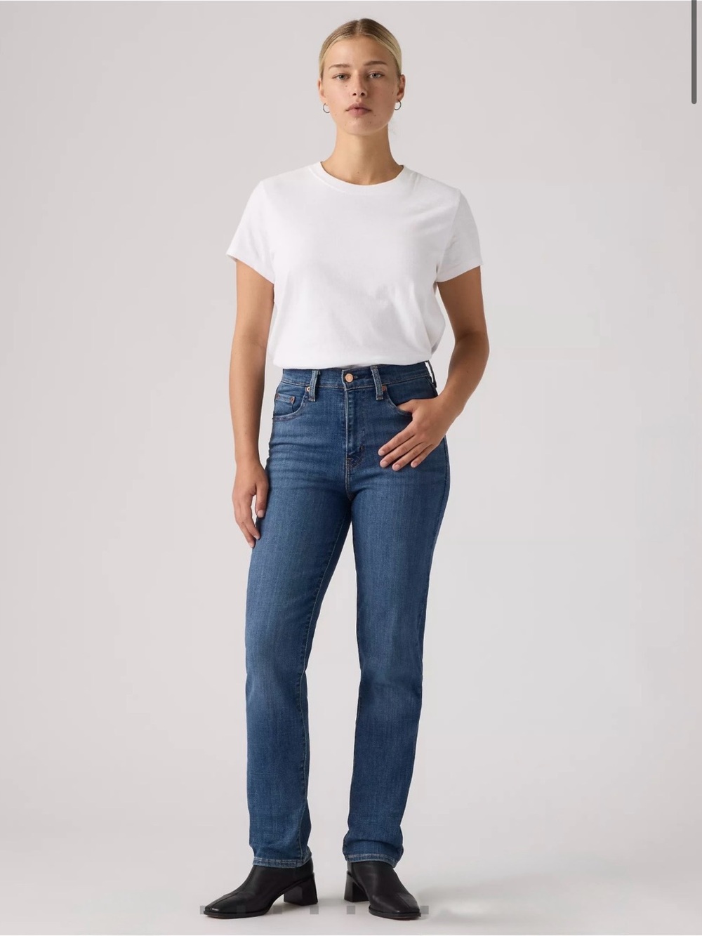 Levi’s 724 High Rise Straight Leg Medium Wash Jeans